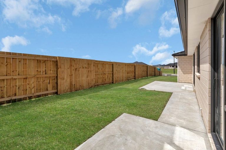 Photo of property in 51 Te Taniwha Road, One Tree Point, 0118