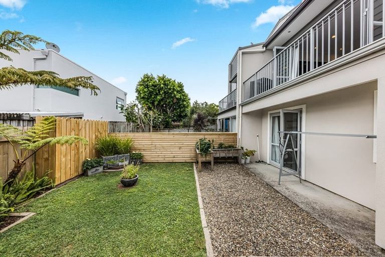 Photo of property in 2/143a Wiseley Road, West Harbour, Auckland, 0618
