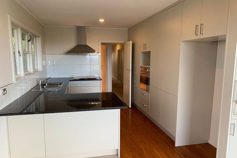 Photo of property in 8 Speedy Crescent, Hillcrest, Auckland, 0627