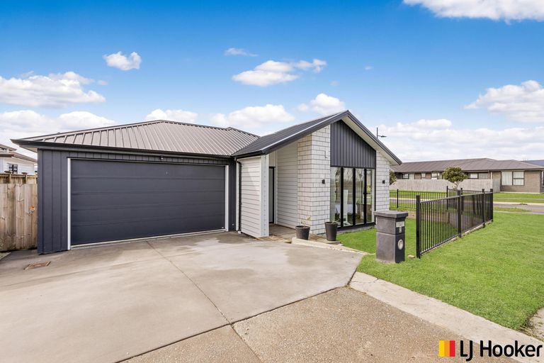 Photo of property in 2 Poutawa Lane, Clarks Beach, 2122