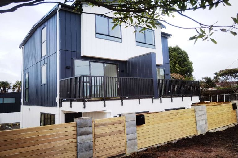 Photo of property in 3/43 Tirimoana Road, Te Atatu South, Auckland, 0602