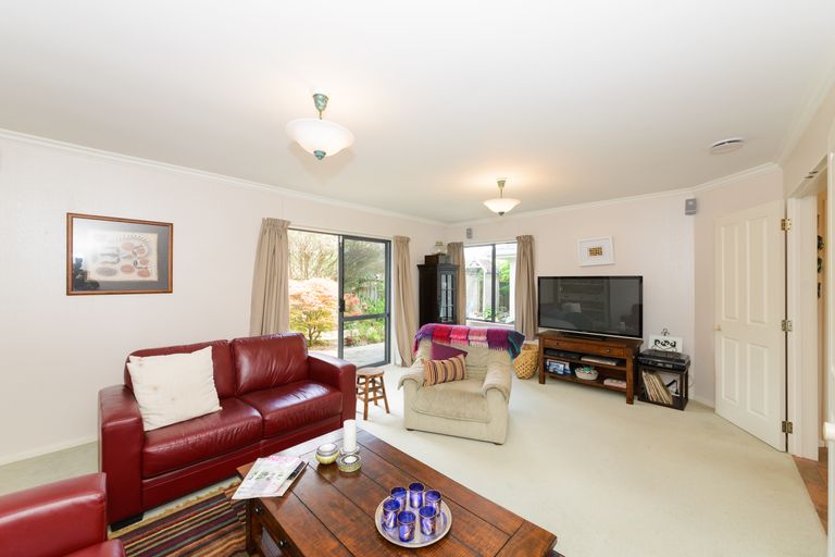 Photo of property in 24 Greenwood Place, Fitzherbert, Palmerston North, 4410