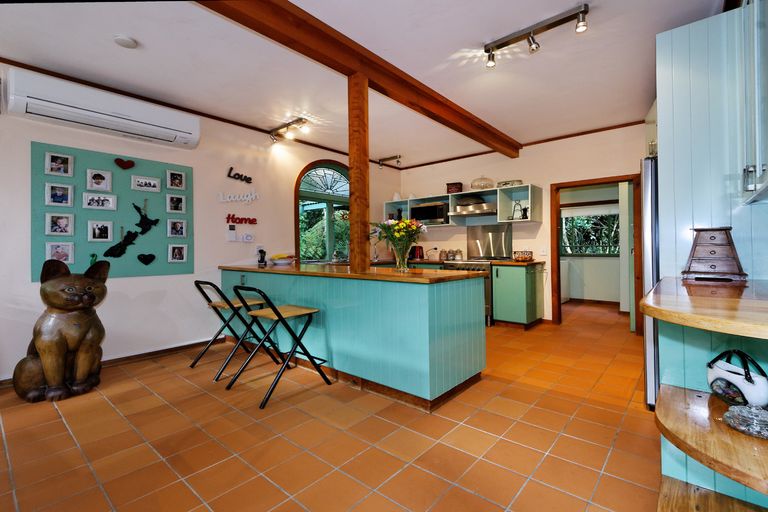 Photo of property in 6 Cochran Road, Oratia, Auckland, 0604