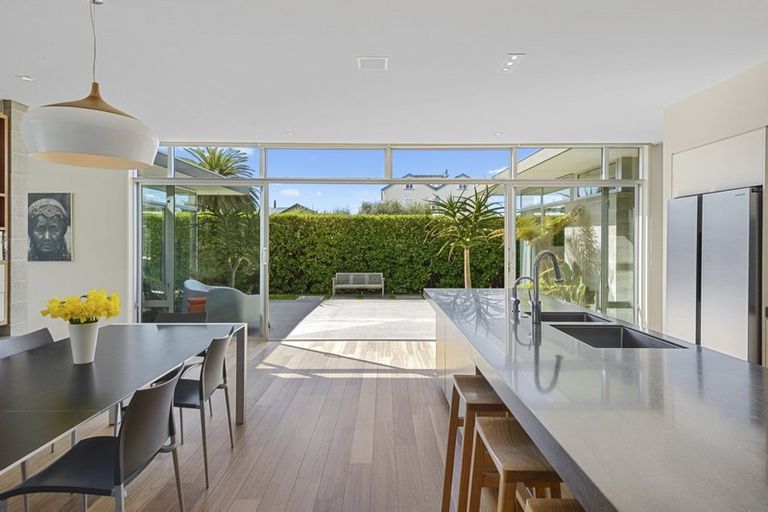 Photo of property in 18 Menzies Street, Sumner, Christchurch, 8081