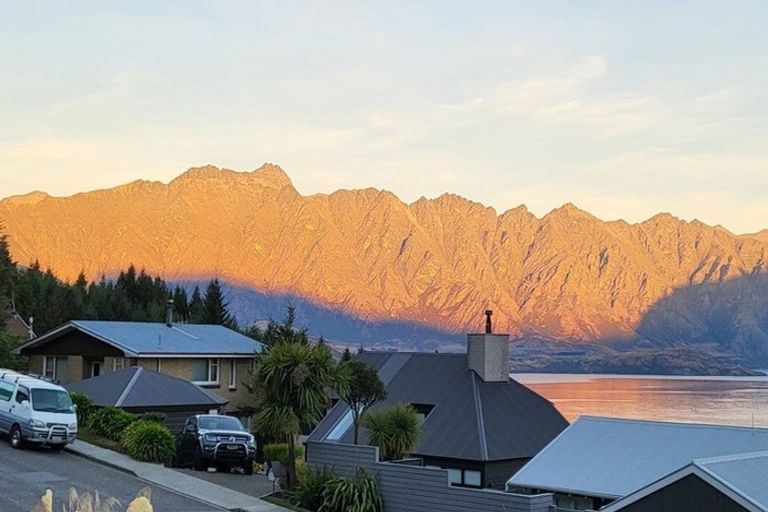 Photo of property in 70 Wynyard Crescent, Fernhill, Queenstown, 9300