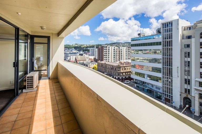 Photo of property in 17 Kent Terrace - Kent Apartments, 7e/16 Kent Terrace, Mount Victoria, Wellington, 6011