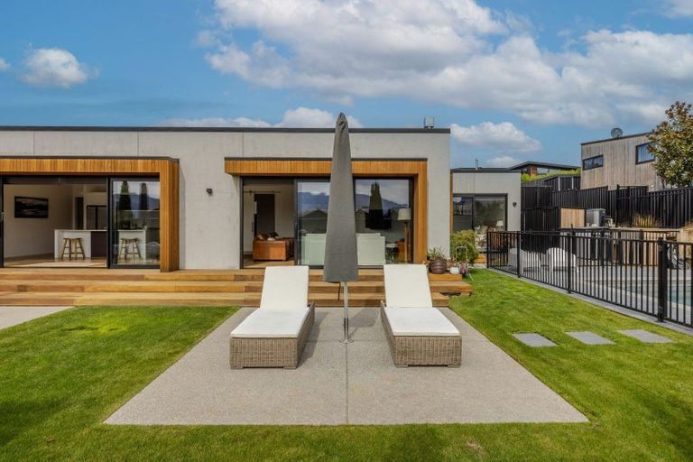 Photo of property in 16 Sapphire Spring Rise, Wanaka, 9305