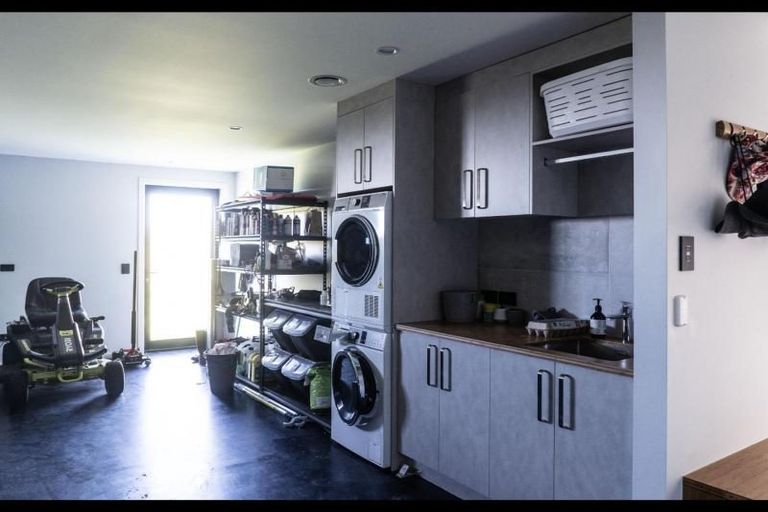 Photo of property in 5 Te Ara Karoiroa Road, Hurford, New Plymouth, 4374