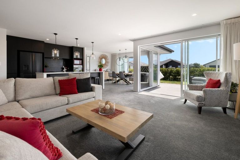 Photo of property in 2 Taioma Close, Papamoa, 3118