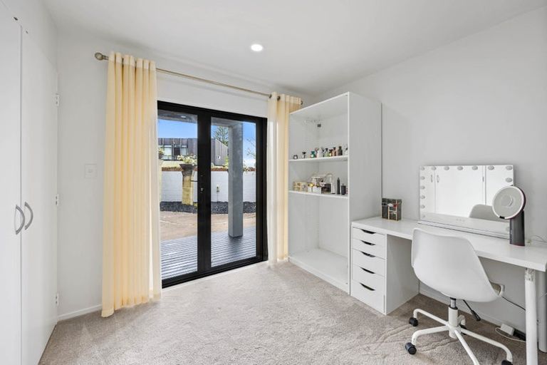 Photo of property in 2/4 Rogers Avenue, Eastern Beach, Auckland, 2012