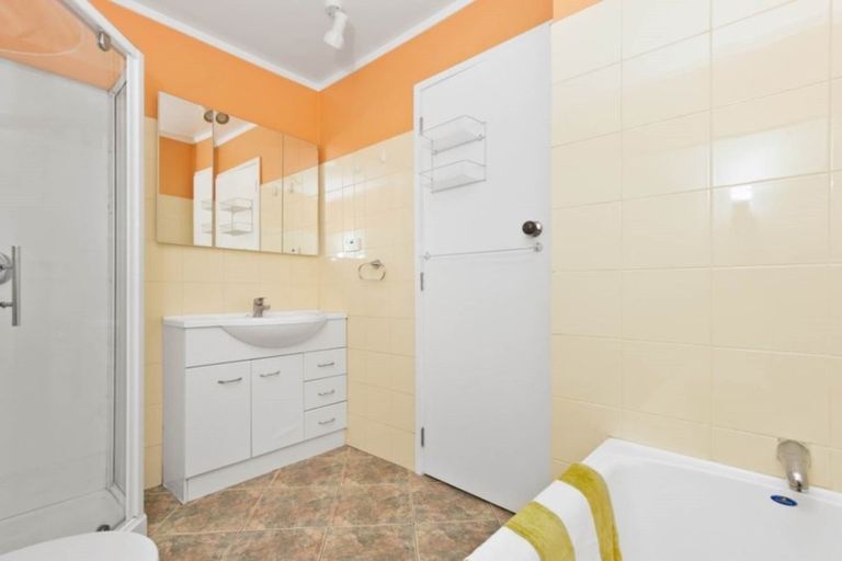 Photo of property in 37 Takapu Street, Henderson, Auckland, 0612