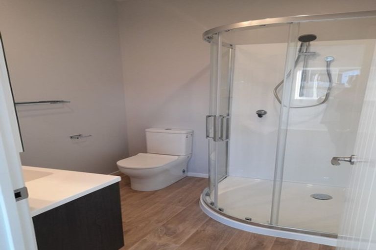 Photo of property in 1 Madden Avenue, Kumeu, 0810