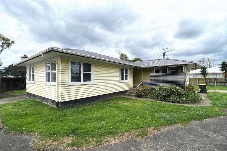 Photo of property in 62 Sutton Crescent, Papakura, 2110