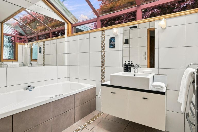 Photo of property in 12 Clare Street, Cambridge, 3434