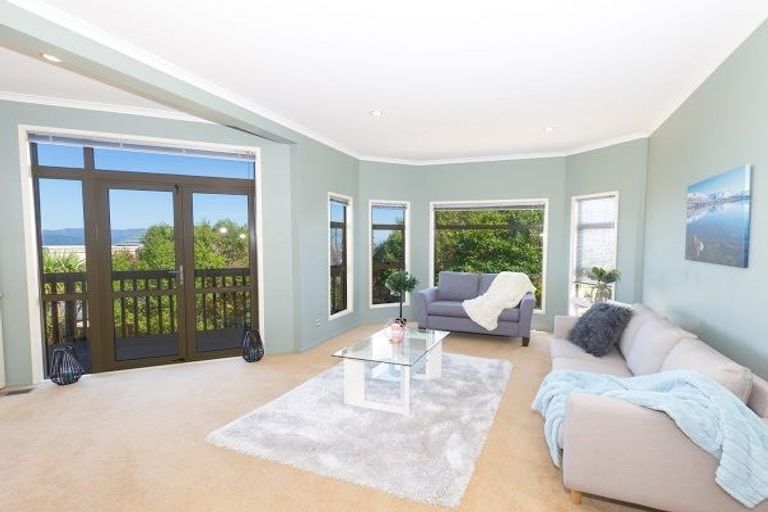 Photo of property in 42 Dress Circle, Newlands, Wellington, 6037