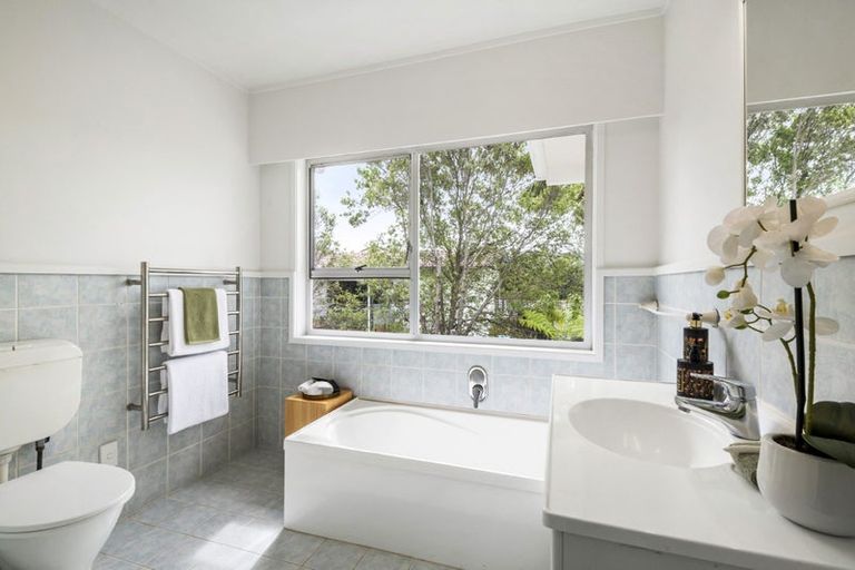 Photo of property in 14 Holdaway Avenue, Northcote, Auckland, 0627