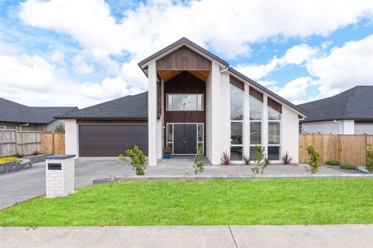 Photo of property in 10 Walter Ruddock Avenue, Kumeu, 0810
