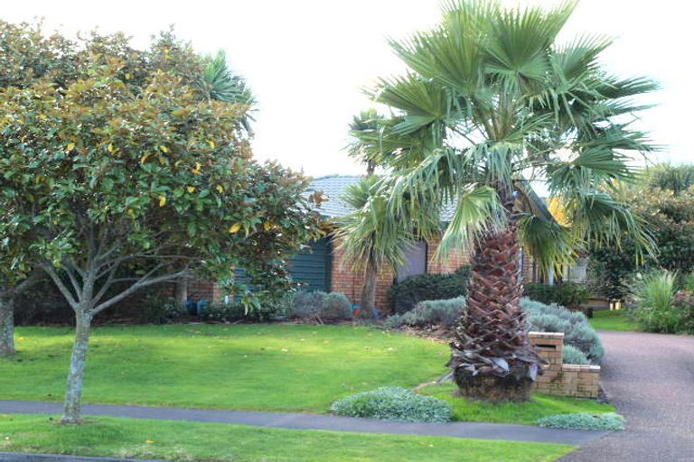 Photo of property in 37 Frank Nobilo Drive, Golflands, Auckland, 2013