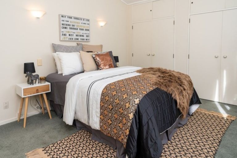 Photo of property in 1b Westview Grove, Miramar, Wellington, 6022