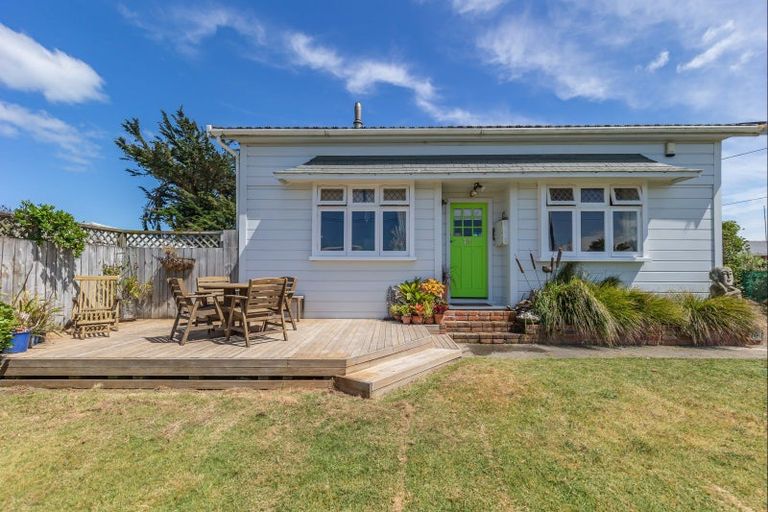 Photo of property in 14 Rangitane Street, Himatangi Beach, Foxton, 4891