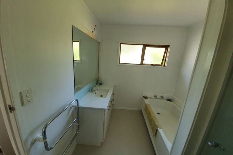 Photo of property in 2/4 Lynn Road, Bayview, Auckland, 0629