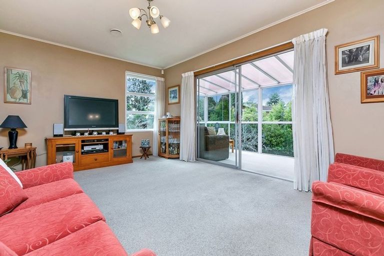 Photo of property in 21 Battle Place, Glenfield, Auckland, 0629