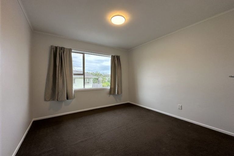 Photo of property in 19 Lydford Place, Glendene, Auckland, 0602
