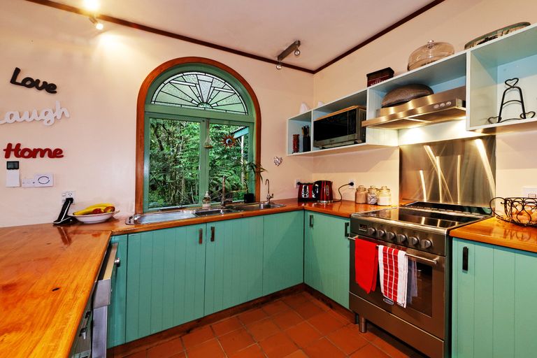 Photo of property in 6 Cochran Road, Oratia, Auckland, 0604