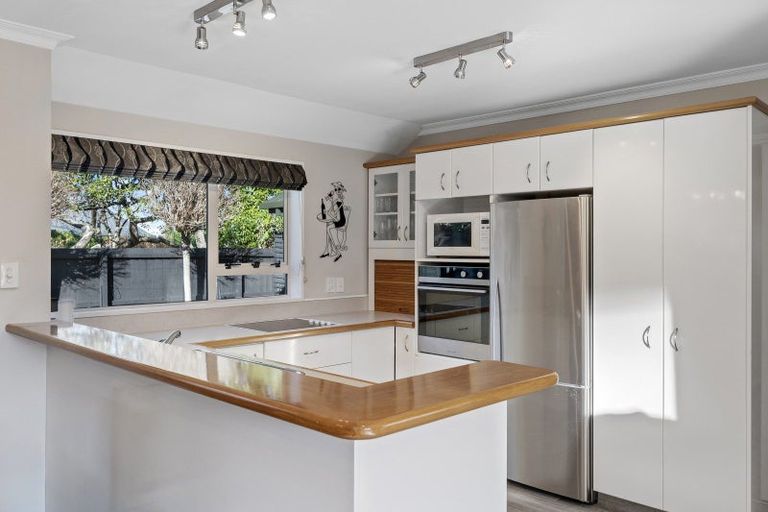 Photo of property in 2/281 Memorial Avenue, Burnside, Christchurch, 8053