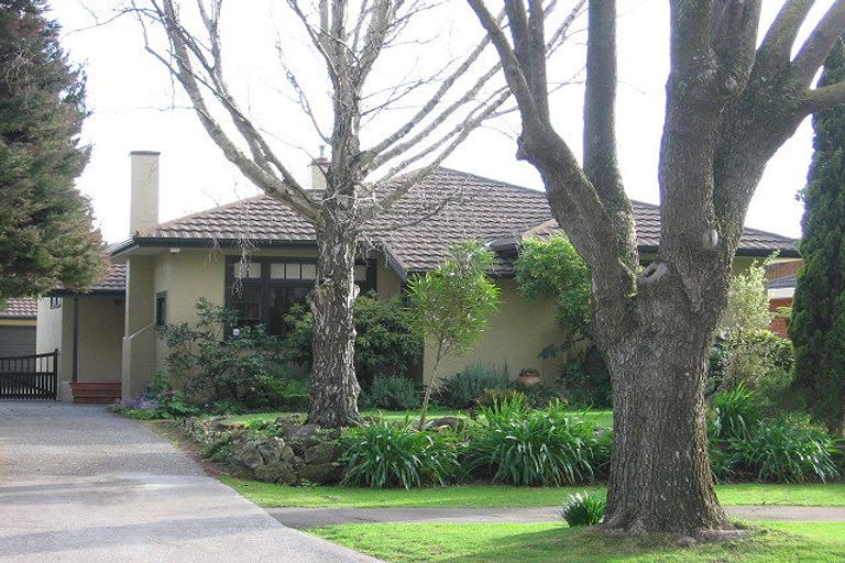 Photo of property in 37 Manapouri Crescent, Hokowhitu, Palmerston North, 4410