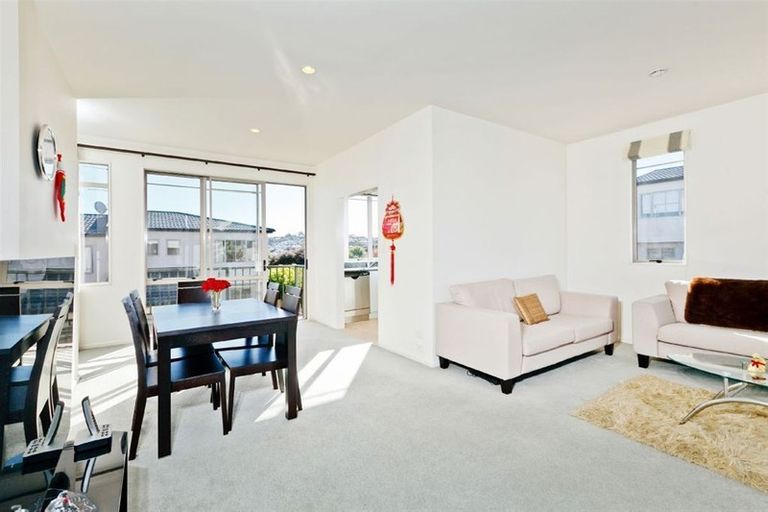 Photo of property in 1/32 Fields Parade, Oteha, Auckland, 0632