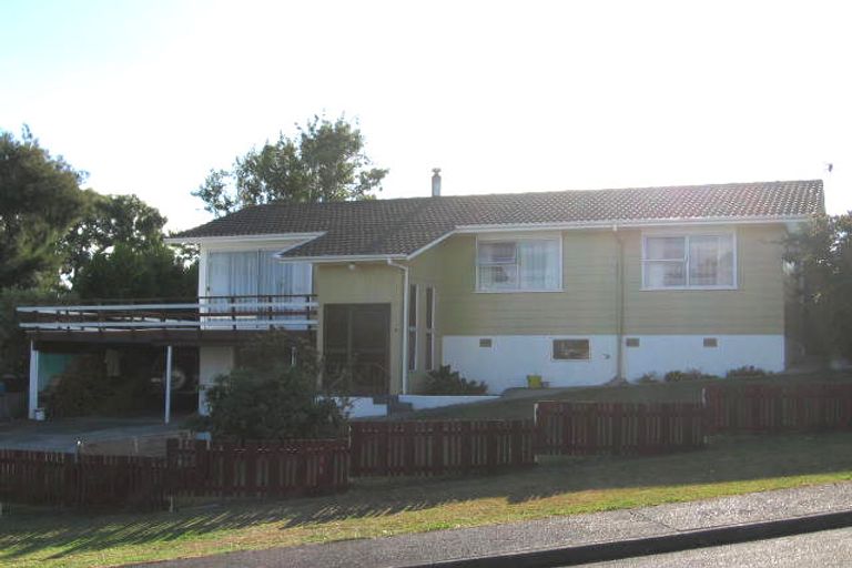 Photo of property in 4 Halcombe Place, Green Bay, Auckland, 0604