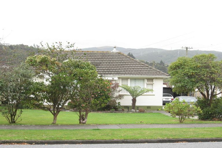 Photo of property in 17 Hawthorn Crescent, Stokes Valley, Lower Hutt, 5019