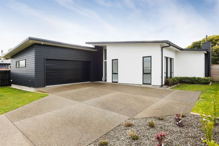 Photo of property in 5 Freedom Drive, Kelvin Grove, Palmerston North, 4414
