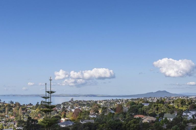 Photo of property in 2/813 East Coast Road, Northcross, Auckland, 0630