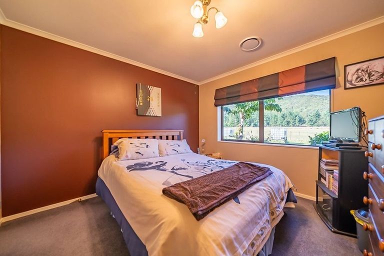 Photo of property in 150 Upper Fitzherbert Road, Wainuiomata, Lower Hutt, 5373