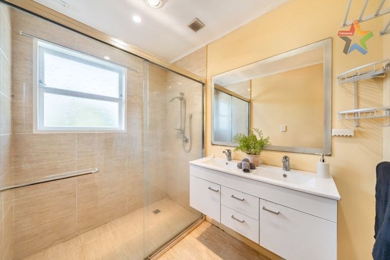 Photo of property in 29 Oakleigh Street, Maungaraki, Lower Hutt, 5010