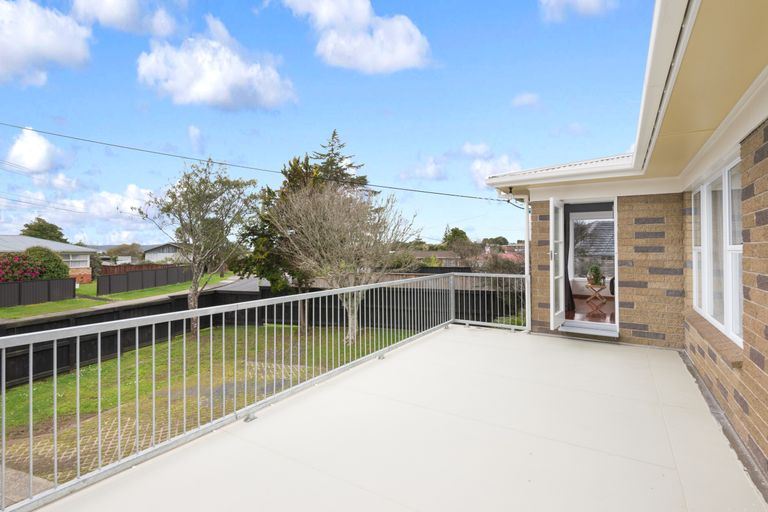 Photo of property in 39 Royal View Road, Te Atatu South, Auckland, 0610