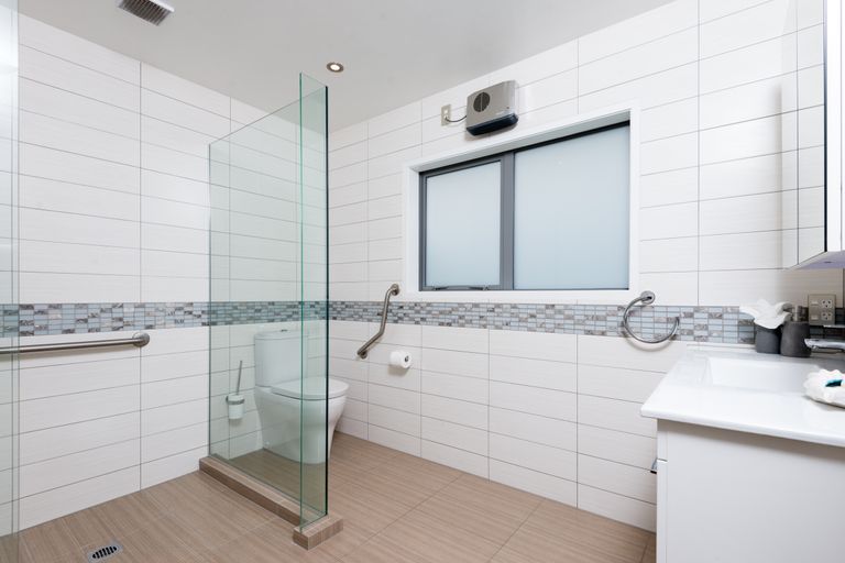 Photo of property in 39 Royal View Road, Te Atatu South, Auckland, 0610