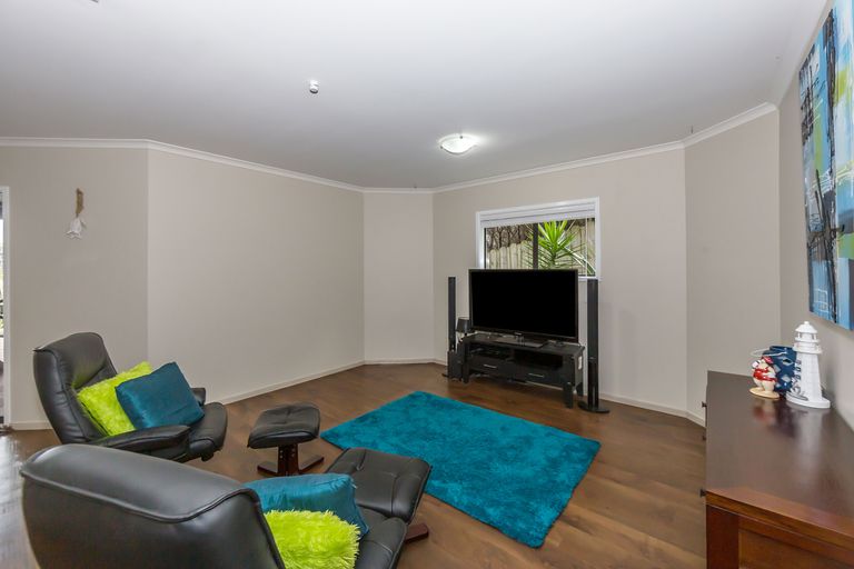 Photo of property in 9 Kingtide Place, Red Beach, 0932