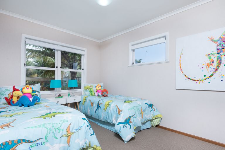 Photo of property in 39 Royal View Road, Te Atatu South, Auckland, 0610
