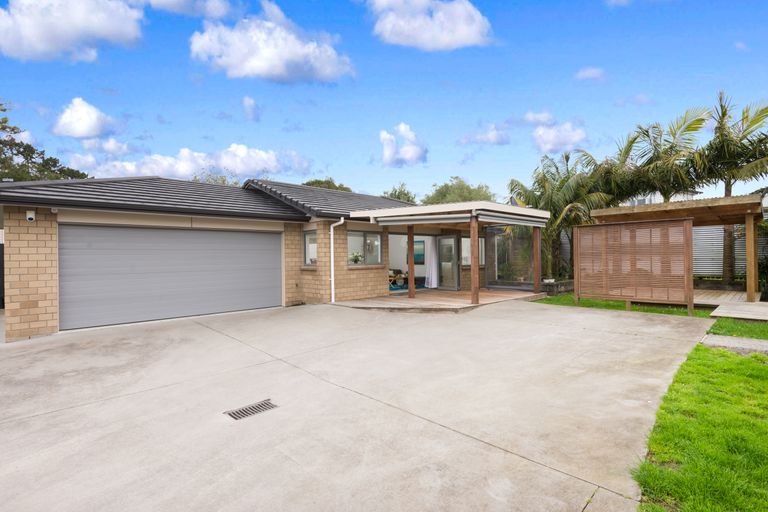 Photo of property in 39 Royal View Road, Te Atatu South, Auckland, 0610