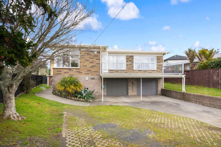 Photo of property in 39 Royal View Road, Te Atatu South, Auckland, 0610