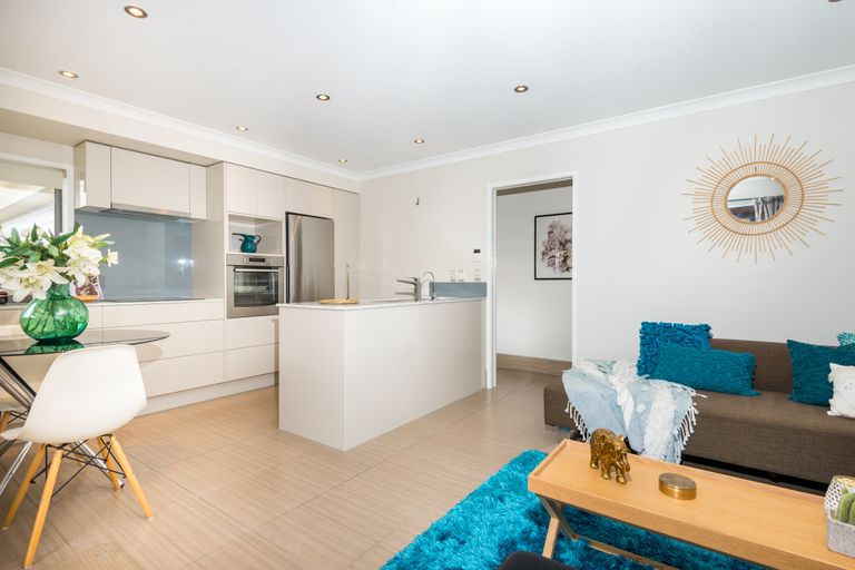 Photo of property in 39 Royal View Road, Te Atatu South, Auckland, 0610