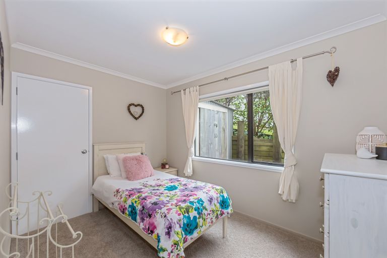 Photo of property in 9 Kingtide Place, Red Beach, 0932