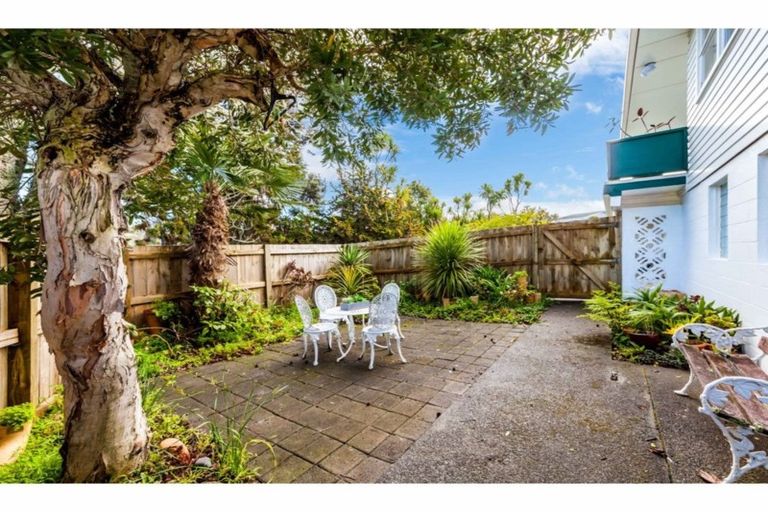 Photo of property in 72 La Rosa Street, Green Bay, Auckland, 0604