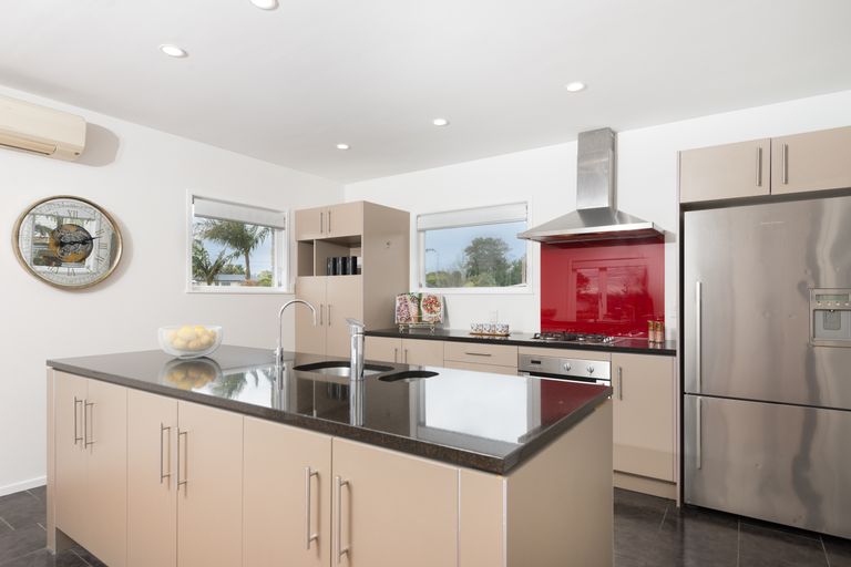 Photo of property in 39 Royal View Road, Te Atatu South, Auckland, 0610