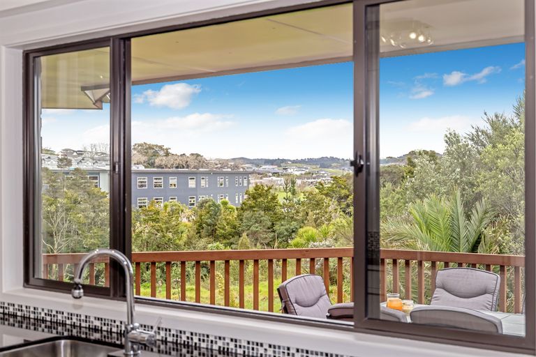 Photo of property in 9 Kingtide Place, Red Beach, 0932