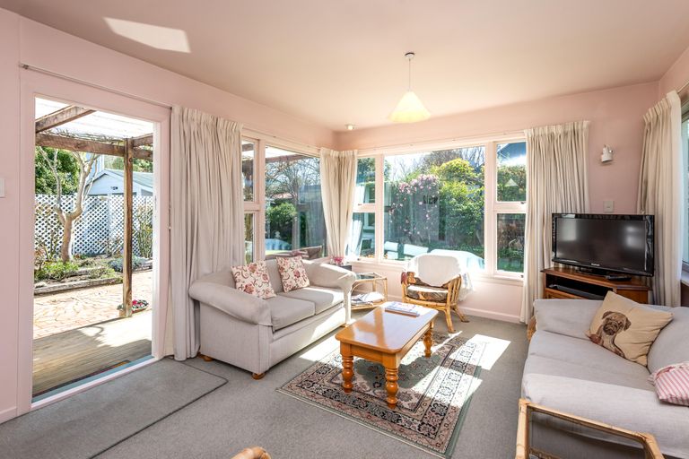 Photo of property in 37 Holly Road, St Albans, Christchurch, 8014