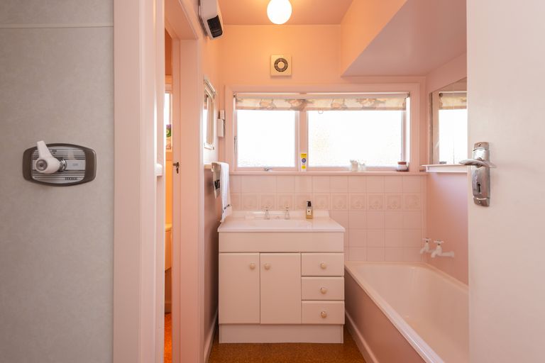 Photo of property in 37 Holly Road, St Albans, Christchurch, 8014